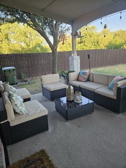 patio seating area. Sala de patio