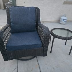 Swivel wicker chair