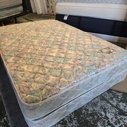 Full size mattress and boxspring