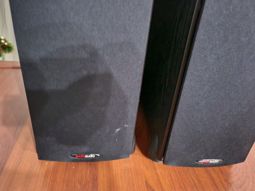 Polk Monitor 70s + CS2 center. Please see the pictures
