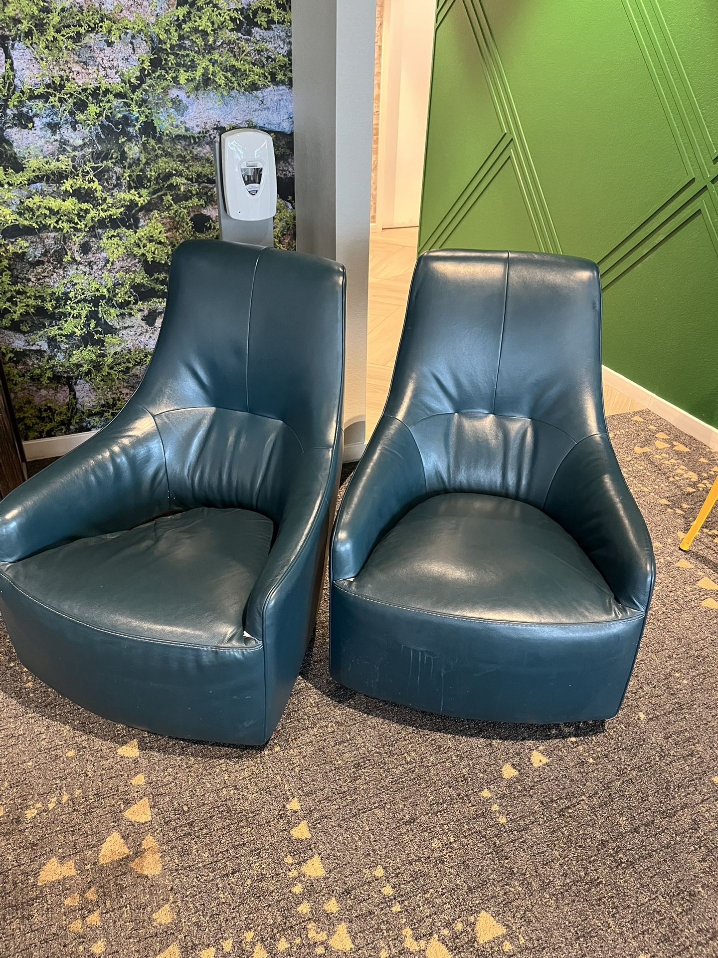 Swivel lounge chairs 