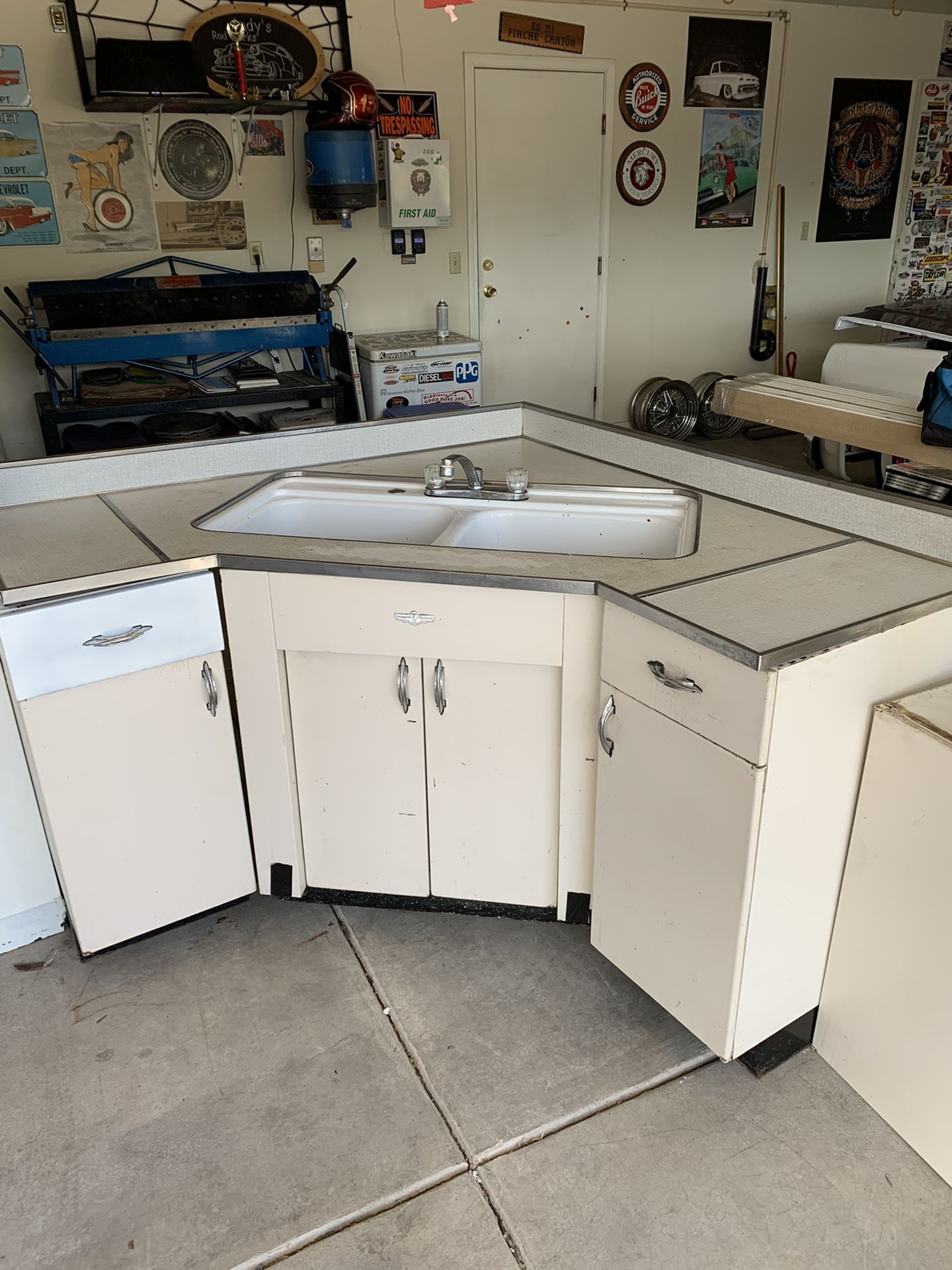 VINTAGE YOUNGSTOWN METAL KITCHEN for Sale in Henderson, NV
