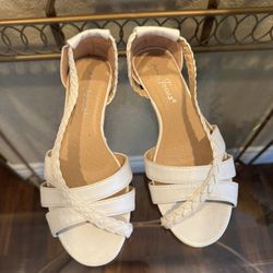 Women’s flat sandals, size 6