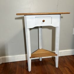 Corner table