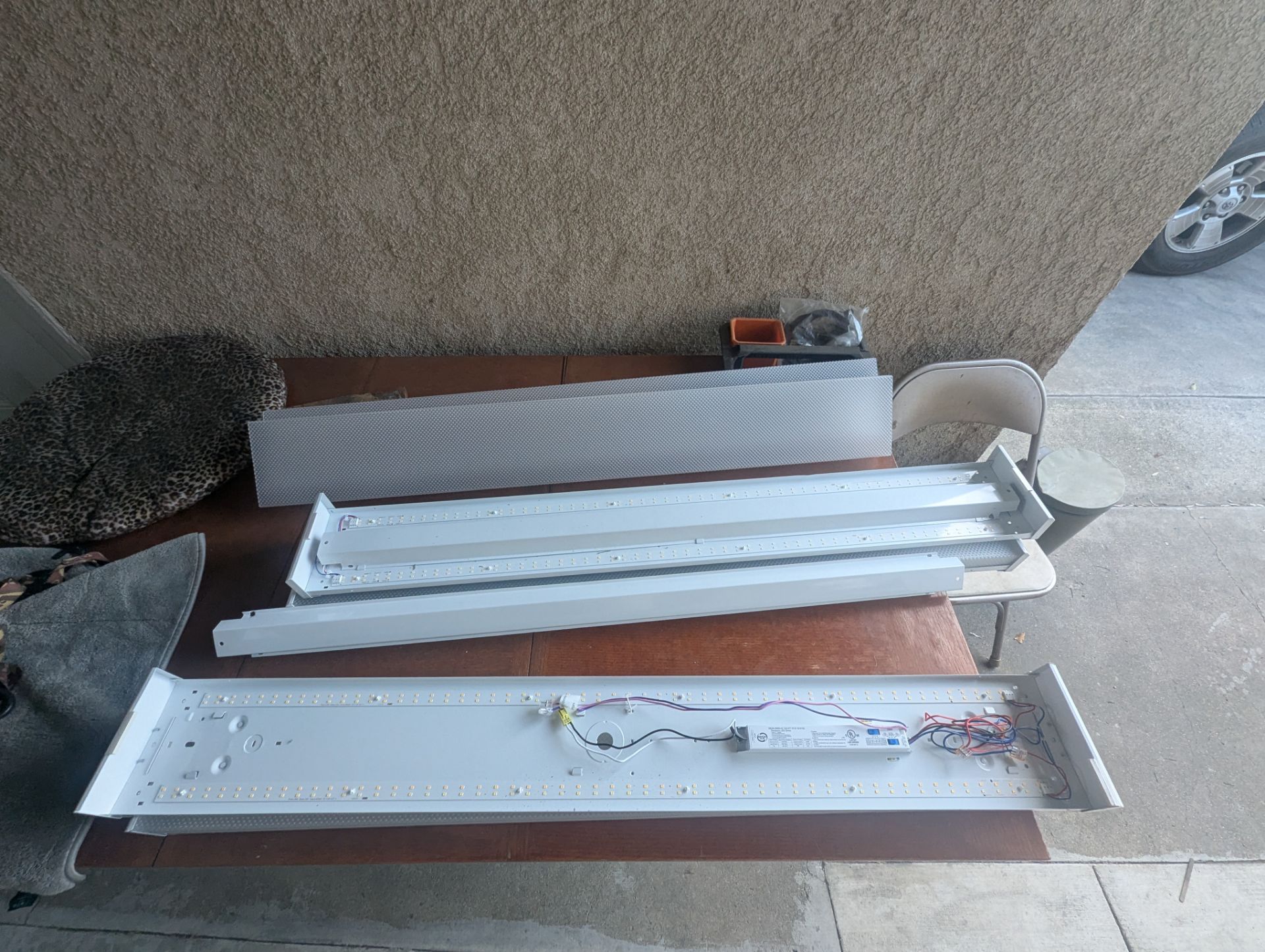 Wrap around 4' led light fixture