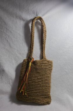Handmade Natural Jute Tote Bag – Boho Artisan Shoulder Bag
Price: $35.00