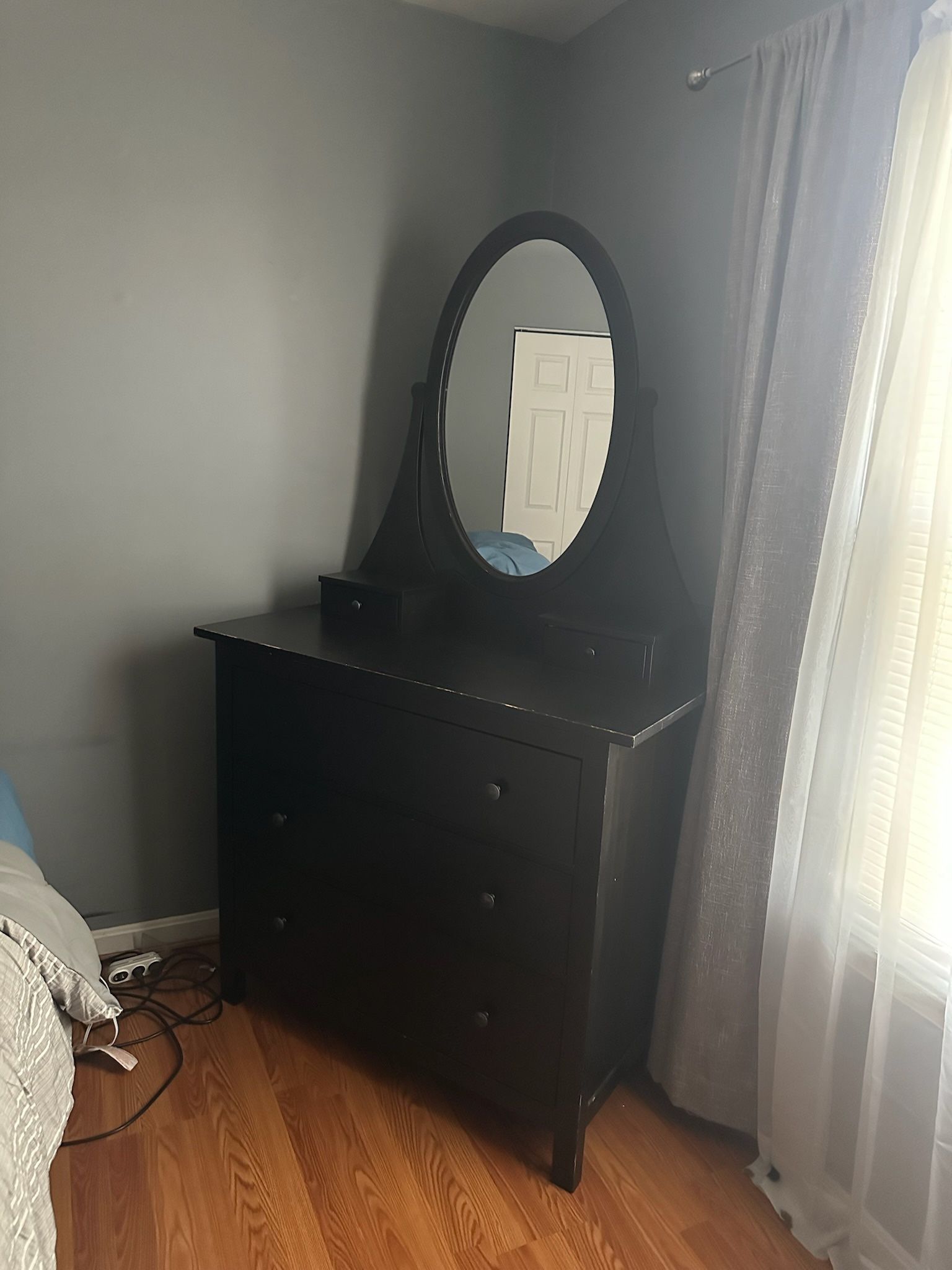 Dresser With Mirror