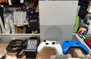 Microsoft Xbox One S 1TB White Console w/ 2 Controllers Cables & Charger Dock