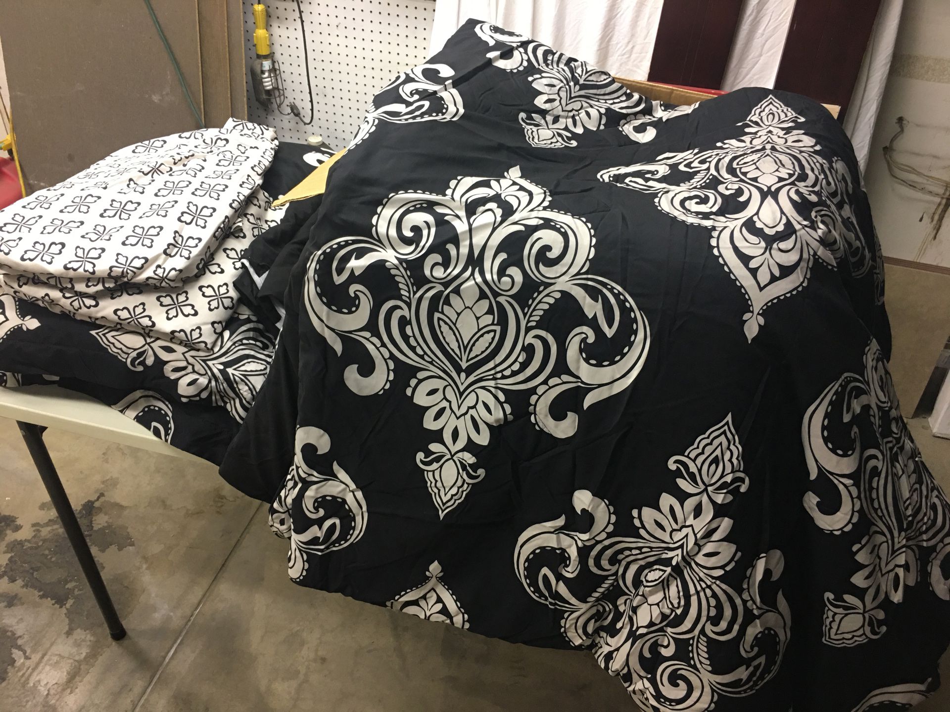 Queen comforter and sheet set