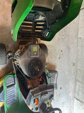 John Deere S140 Lawn Tractor