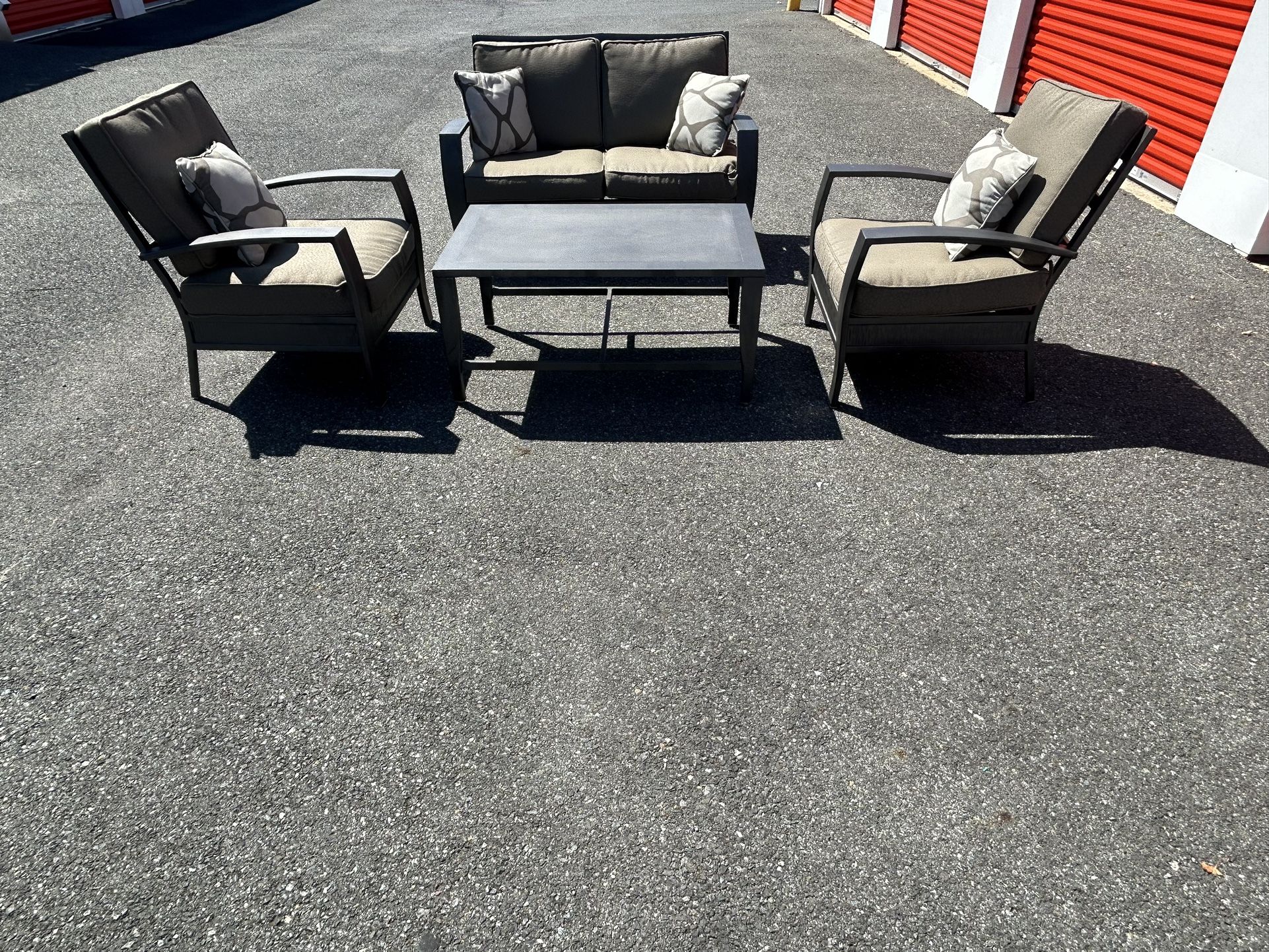 Beautiful Aluminum Conversation Set Couch, 2 Oversized Chairs & Coffee Table ***