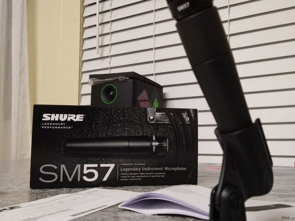 Shure SM57 (Bonus XLR Cable)