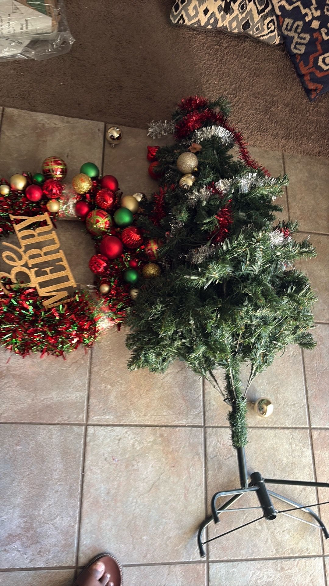 Free Xmas tree with ornaments