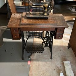 Singer Sewing Machine 