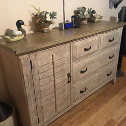 Dresser With Mirror