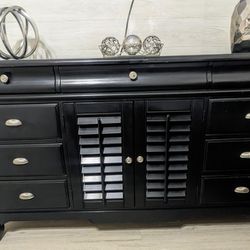 Beautiful Chest Of Drawers For sale!!