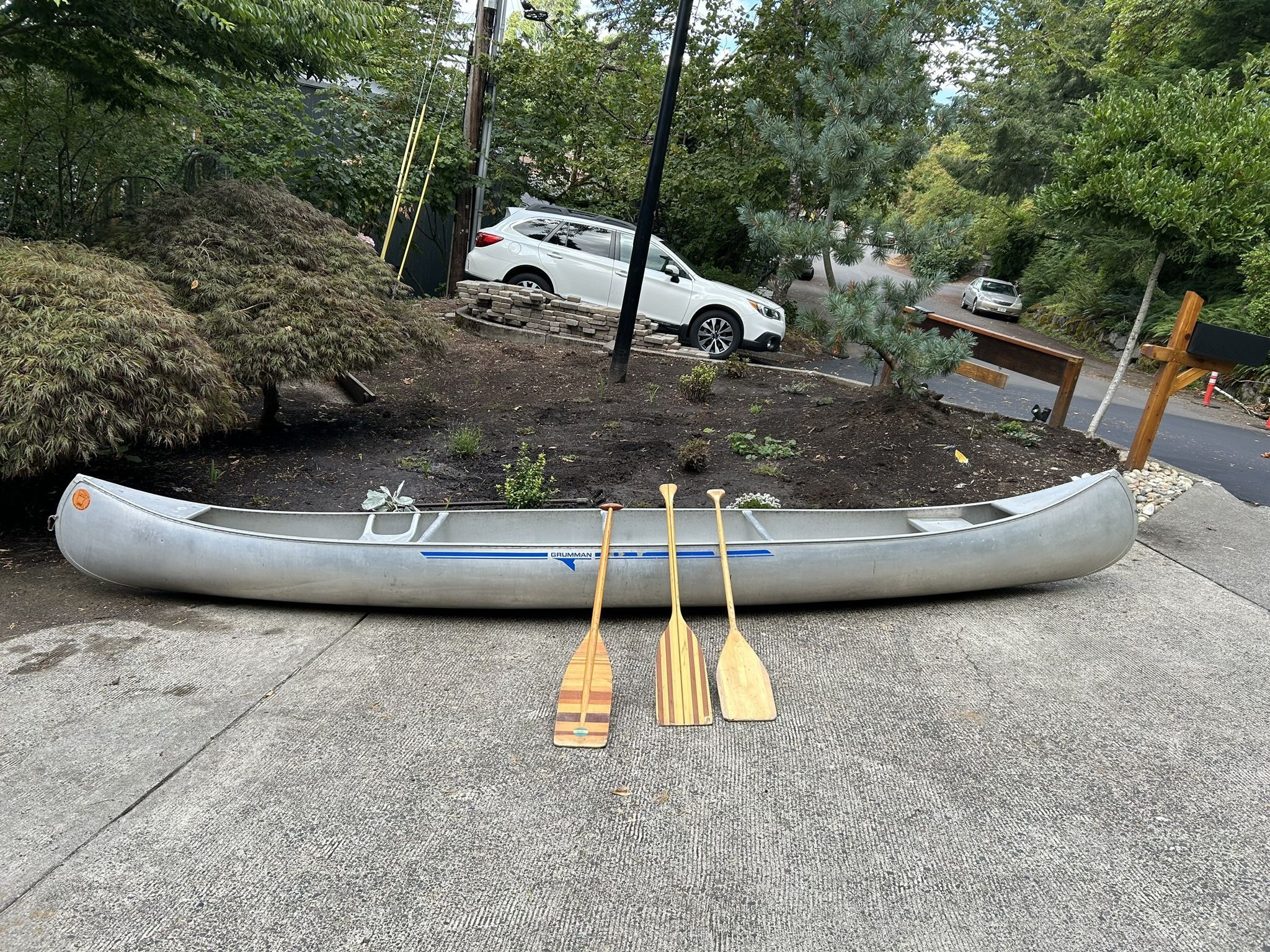 Grumman Aluminum Canoe w/paddles 17’