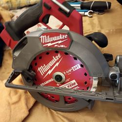 Milwaukee M18 FUEL M18 7-1/4 in. Cordless Brushless Circular Saw Tool Only