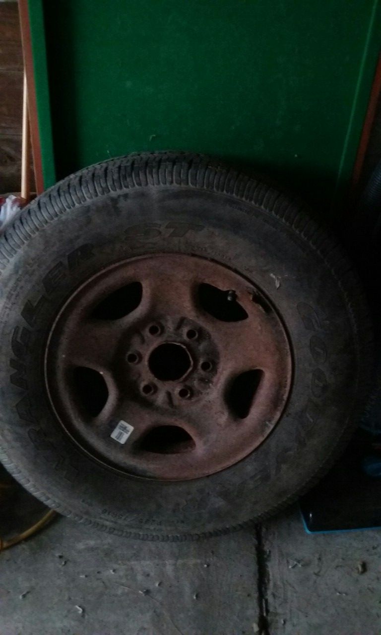 2004 chevy silverado tire