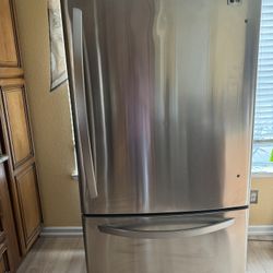 LG Refrigerator -broken 