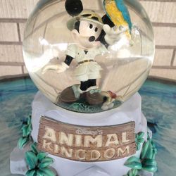 Disney Animal Kingdom Safari Minnie Mouse Snow Globe With Toucan 