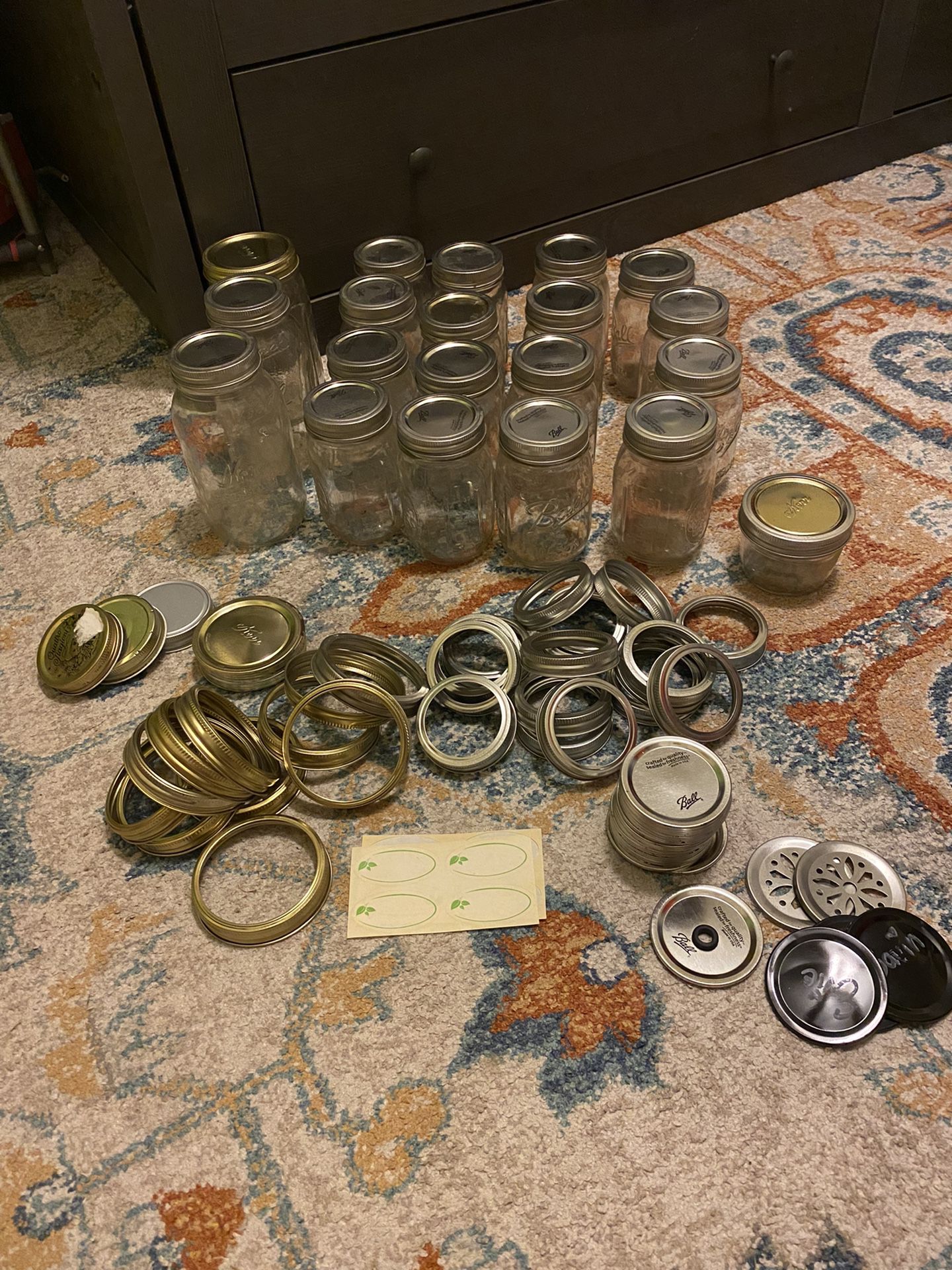 20 Mason Jars & Extra Caps & Rings 