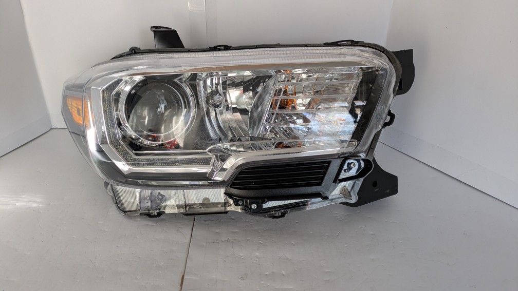 2016-2022 OEM Toyota Tacoma Halogen Headlight Right Passenger Side