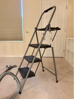 3 - step folding ladder with safety handle