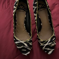 Fergalicious Fergie Size 9 Animal Print Open Toe Yellow Trim