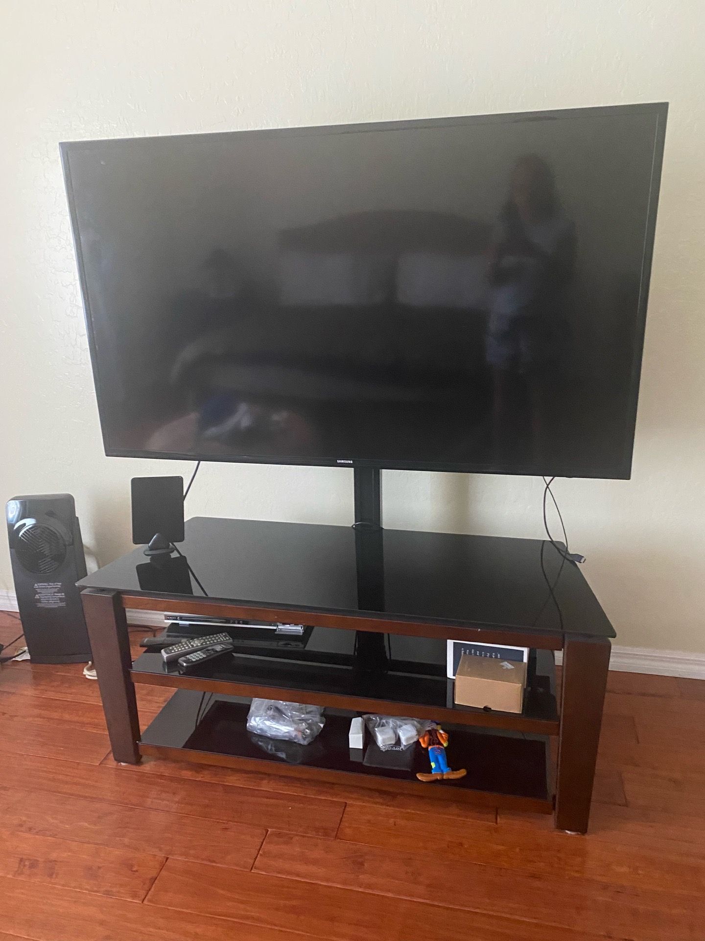 Samsung smart TV 60 inches with stand