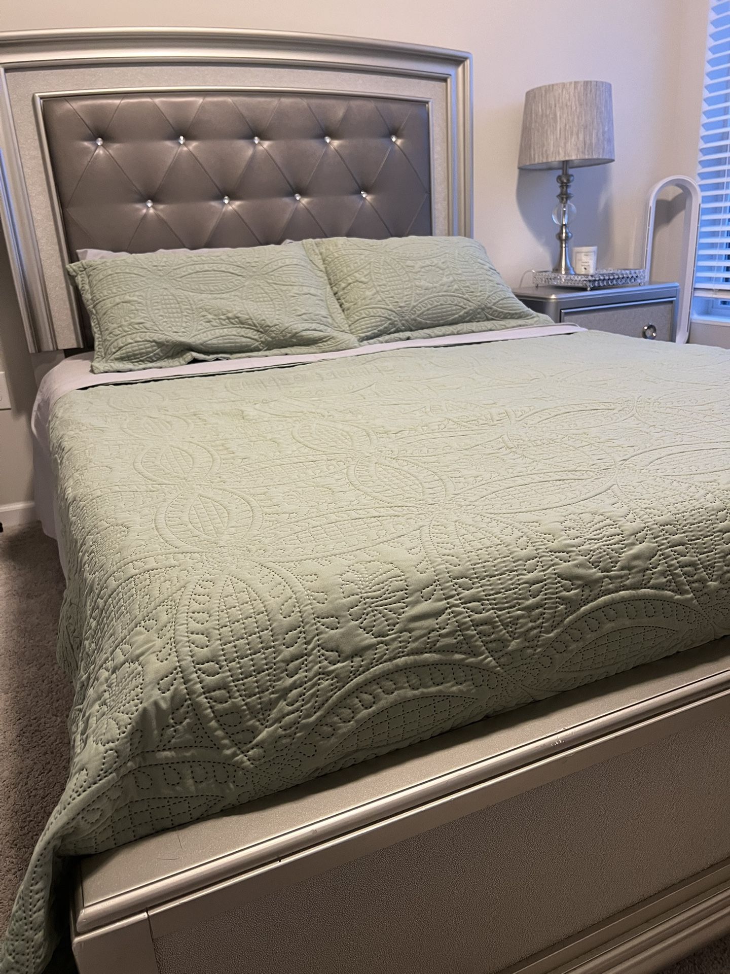 GIRL Mom & Dad… Perfect Bedroom Set For Your Princess Or Spare