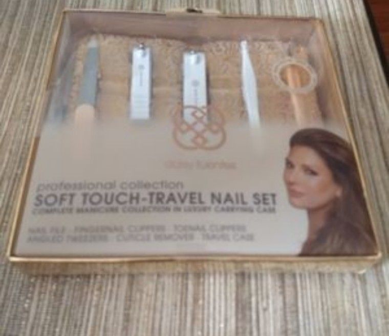 Daisy Fuentes NAIL