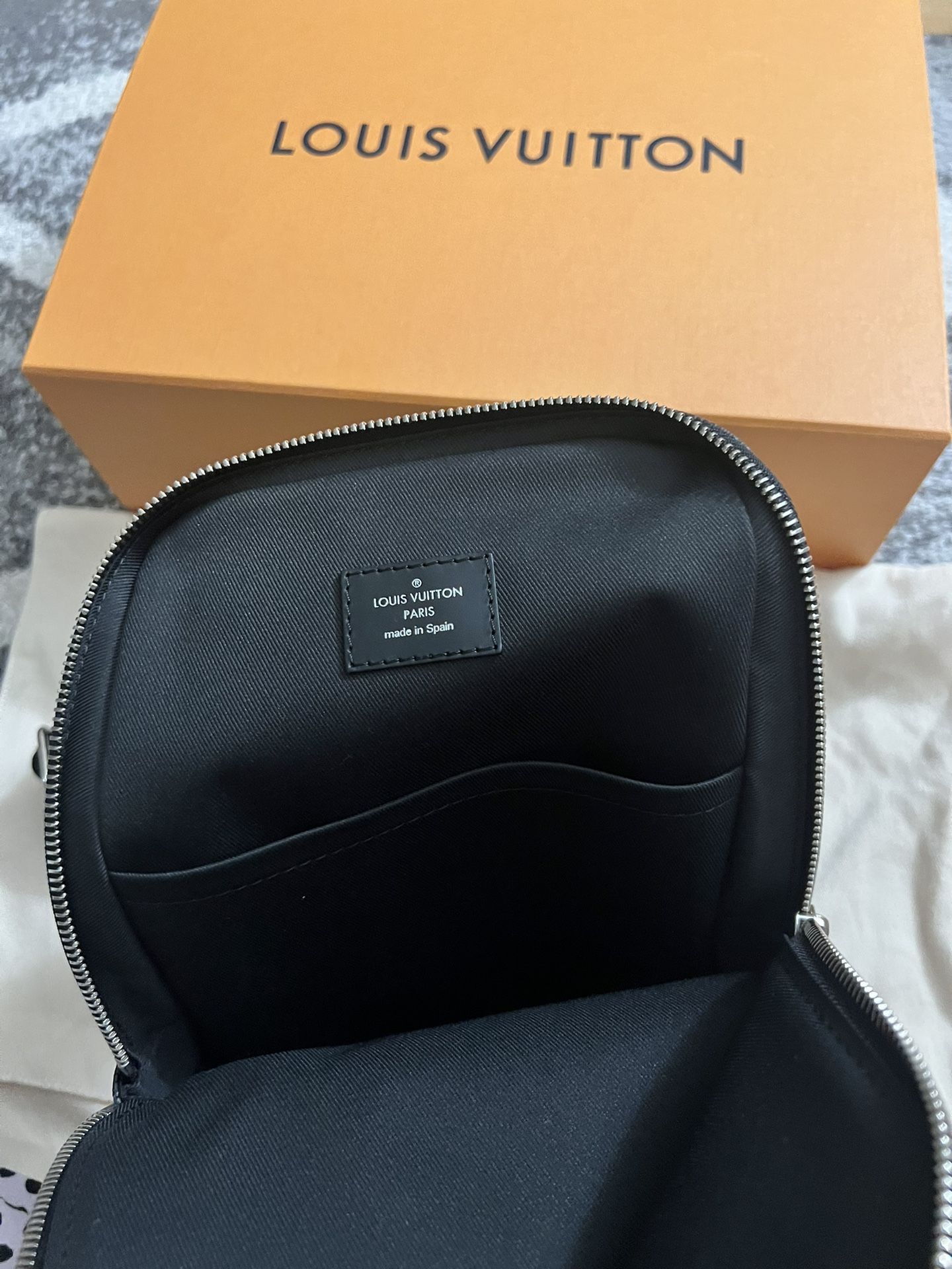 Louis Vuitton Avenue Sling Bag for Sale in Berenda, CA - OfferUp