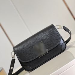 Retro-style shoulder bag dimensions: 24.5 x 15.5 x 9 cm
