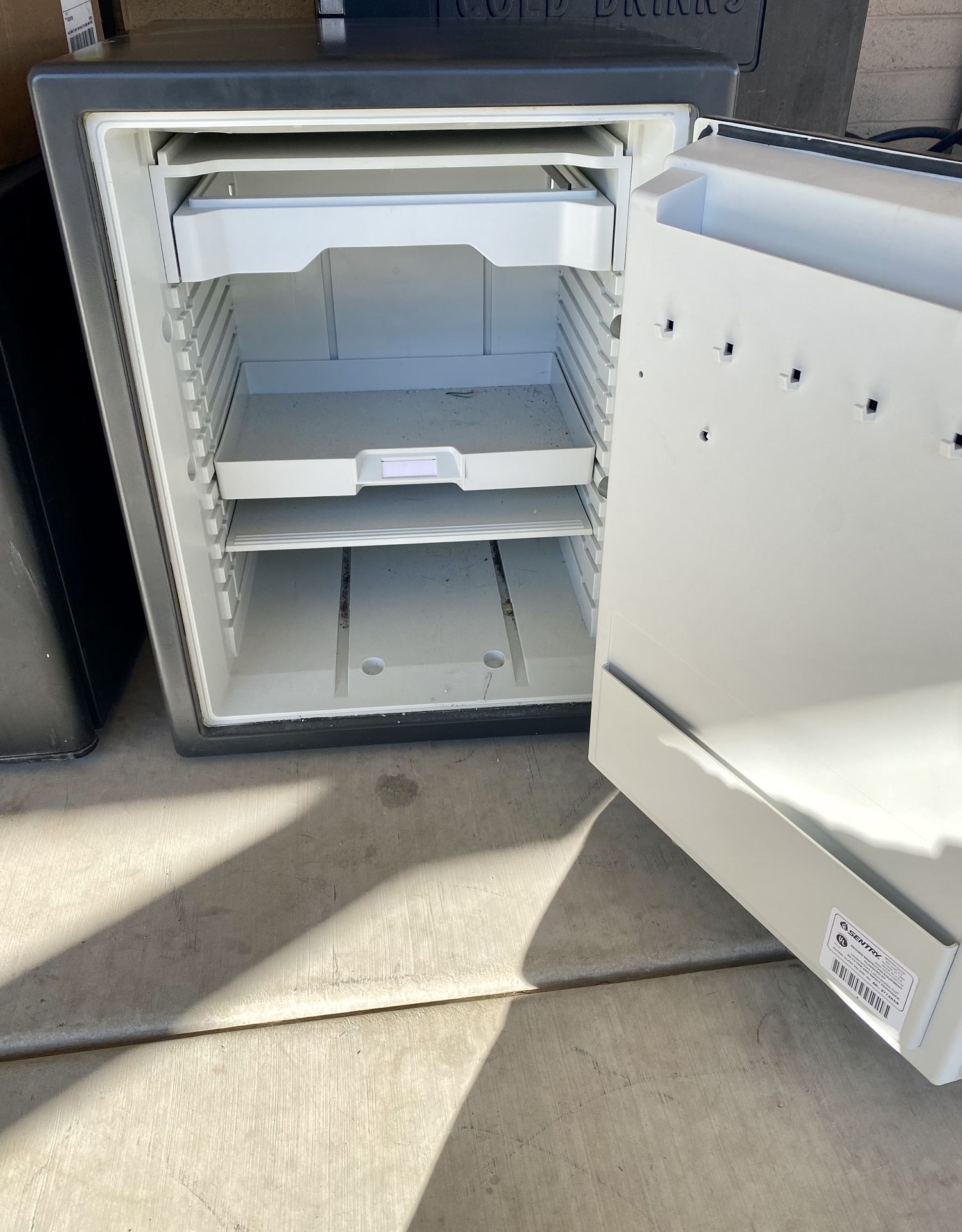 WONT OPEN OR CLOSE Sentry safe storage SOLD AS IS for Sale in Tucson