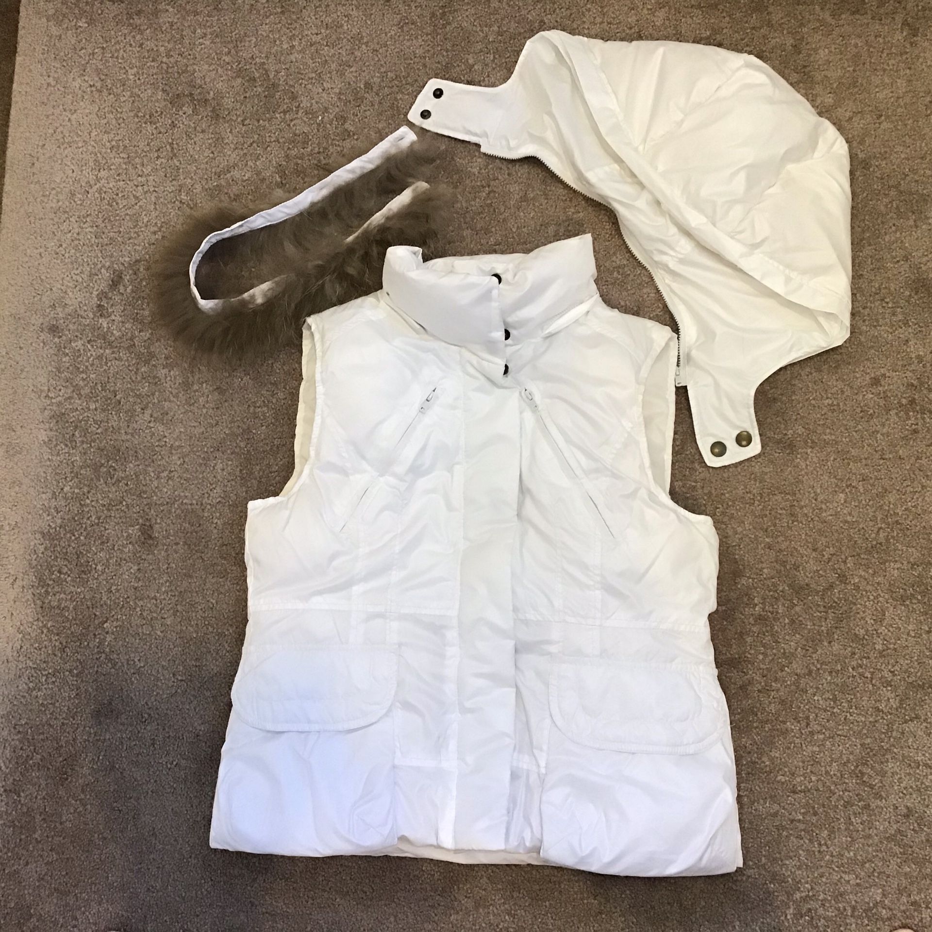Olive des Olive White Hooded down vest with raccoon fur trim