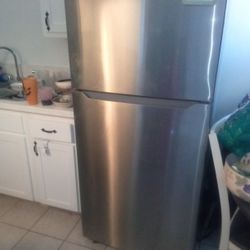 Insignia 18 Cu. Ft. Too Mount Refrigerator 