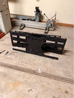 Full-Motion Articulating TV Wall Mount — Heavy Duty