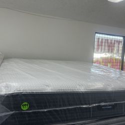 KING SIZE SIMMONS BEAUTYREST PRESSURESMART MATTRESS & BOX SPRINGS BED SET