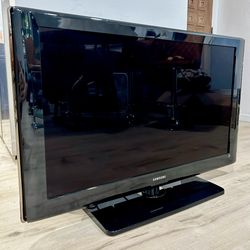 Samsung 40” LCD TV - Model LN-T4065F - component input (video games), with Remote & Power Cord