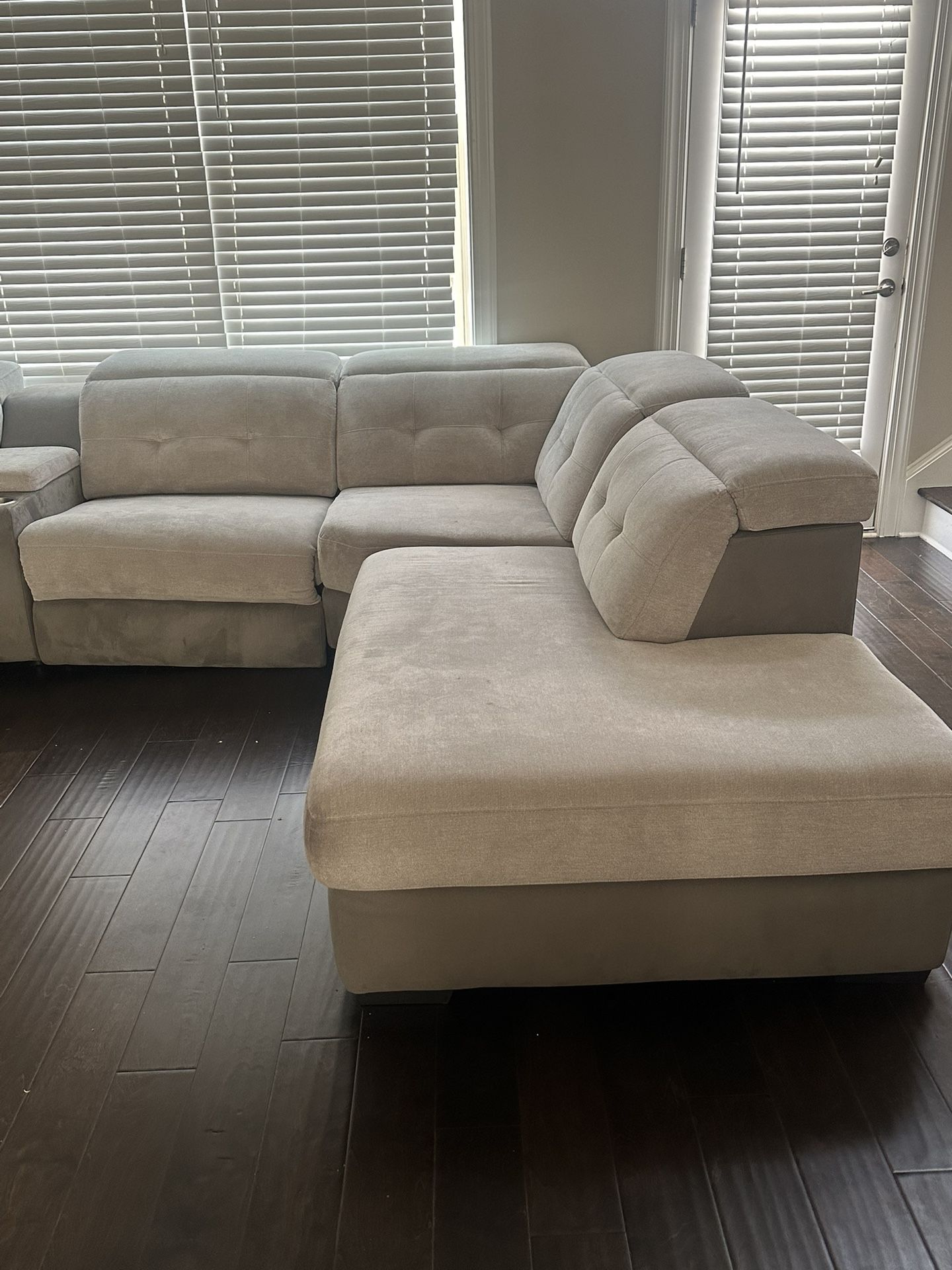 GRAY RECLINING SECTIONAL WITH CUPHOLDER&STORAGE