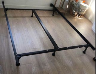 QUEEN / FULL/ CAL KING/ KING SIZE METAL BED FRAME (LIKE NEW)  (VERY STURDY)