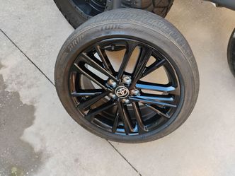 One 2025-2026 Camry SE OEM rim with tire and sensor.