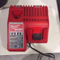 Milwaukee Charger 🔌 