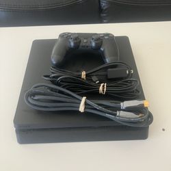 Playstation 4 Slim.