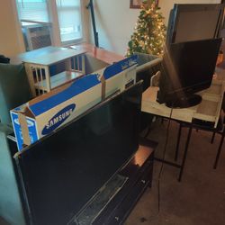 4 TVs And Tv Stand
