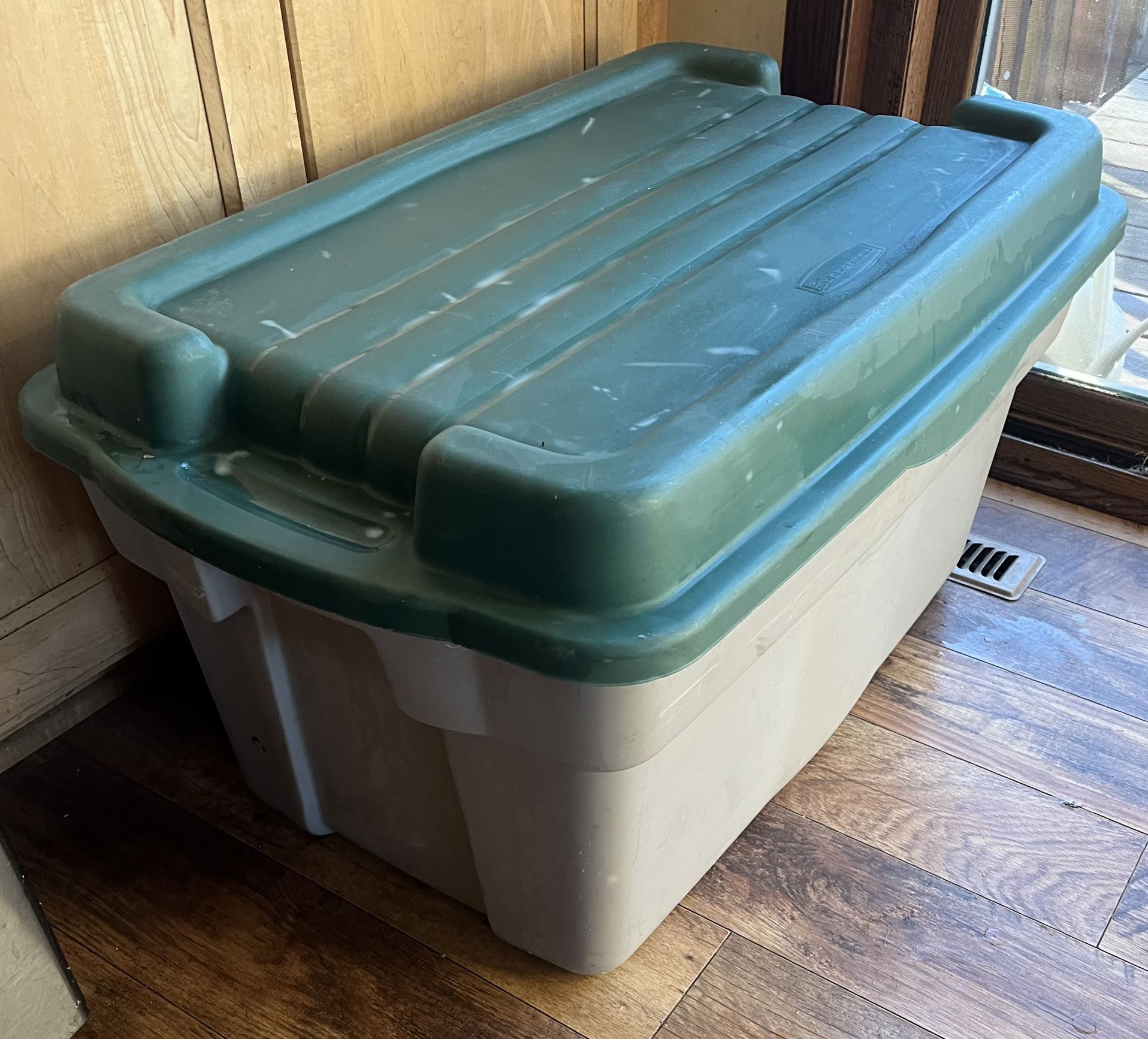 Rubbermaid Rough Tote 28 Gallon