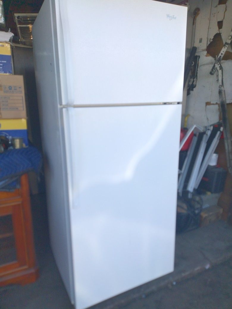 APARTMENT SIZE FRIDGE(28\