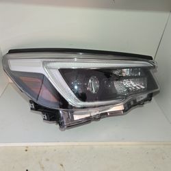 SUBARU FORESTER OEM RIGHT SIDE HEADLIGHT 