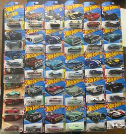 Hotwheels LOT 33 cars w/ Super Treasure Hunt